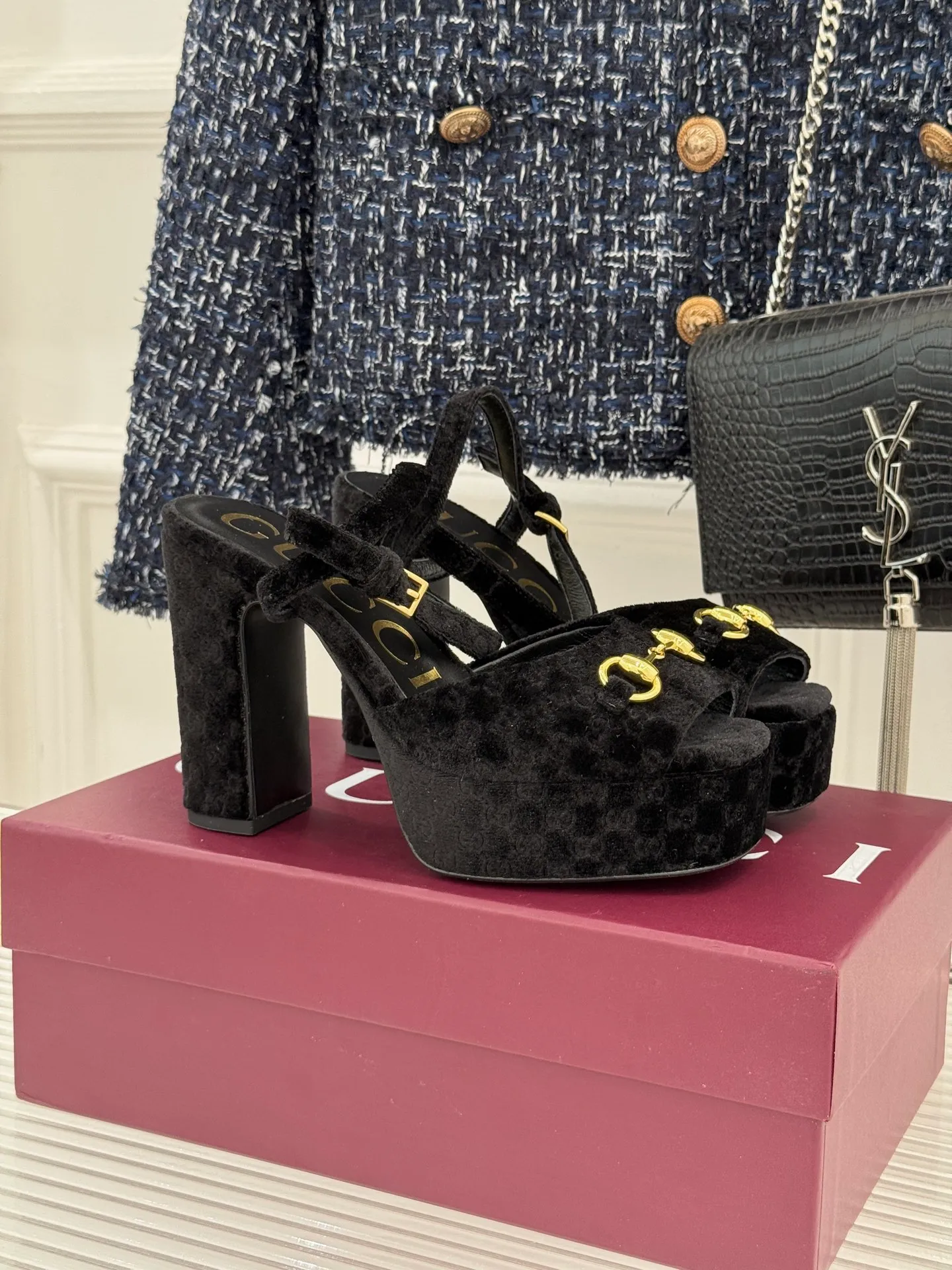 Factory direct sales p660🐘🐘Women's shoes Women's clothing Gucci/Gucci classic horsebit pointed velvet square toe waterproof platform high-heeled sandals When the classic horsebit meets velvet texture, these sandals have become synonymous with elegance and individuality. The square toe design breaks the sharpness of the pointed toe and adds a bit of retro laziness. The delicate velvet upper feels luxurious and shows a high-end texture with the flow of light and shadow. Every step brings a gentle aura. The iconic metal horsebit embellishes the shoe body, instantly awakening brand recognition and cleverly blending retro style with modern fashion. The golden ratio of waterproof platforms and high heels not only lengthens the leg lines but also reduces walking pressure, allowing elegance without compromising comfort. Whether worn with a gorgeous dress to attend a dinner party or paired with retro jeans for a daily look, it can easily hold the spotlight and become the finishing touch in the look, highlighting unique taste and extraordinary style. The fabric is made of original customized velvet and the inner pads are all sheepskin. Heel height: 10.8 Water platform: 3.3 Italian imported genuine leather outsole size: 35-39 (40/41/42 customized)
